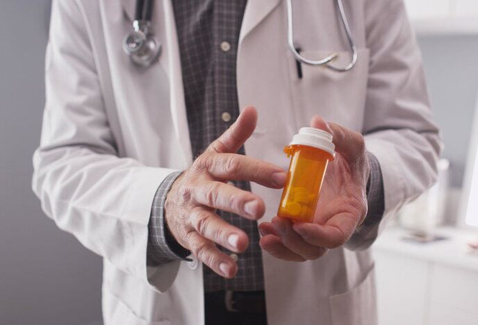 le médecin recommande des pilules pour la prostatite