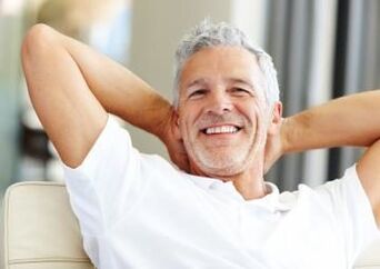 L'homme n'a aucun problème avec la prostate grâce à la prévention de la prostatite