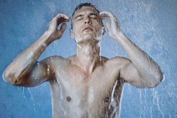 Prendre une douche de contraste par un homme pour la santé de la prostate