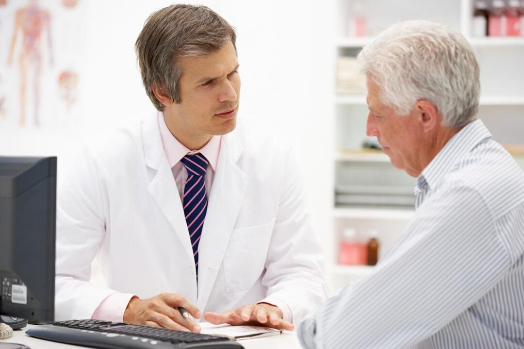 le médecin prescrit au patient des médicaments contre la prostatite