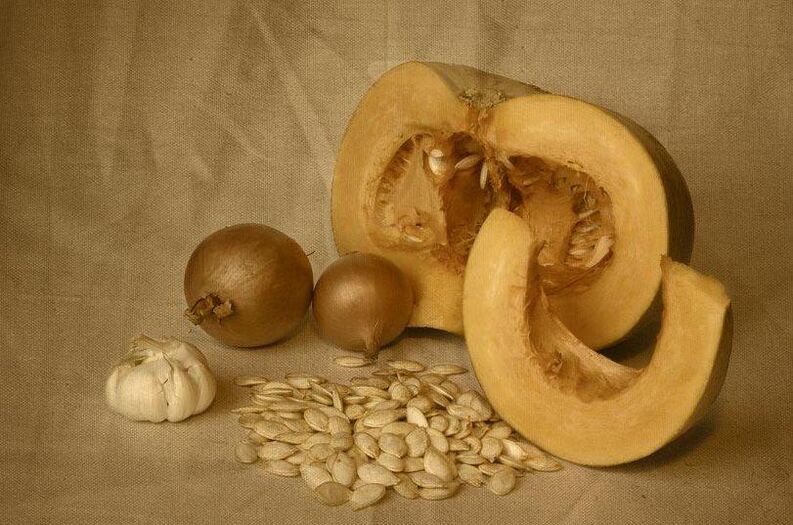 Les graines de citrouille sont l'un des remèdes populaires les plus efficaces pour traiter la prostatite chez les hommes.