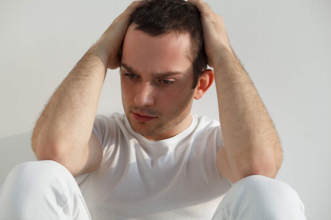 Un homme est tombé malade d'une prostatite, qui provoque une inflammation de la prostate.